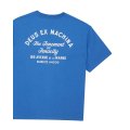 DEUS Biarritz Sign est un t-shirt à manches courtes pour homme DEUS Biarritz Sign est un t-shirt à manches courtes pour homme